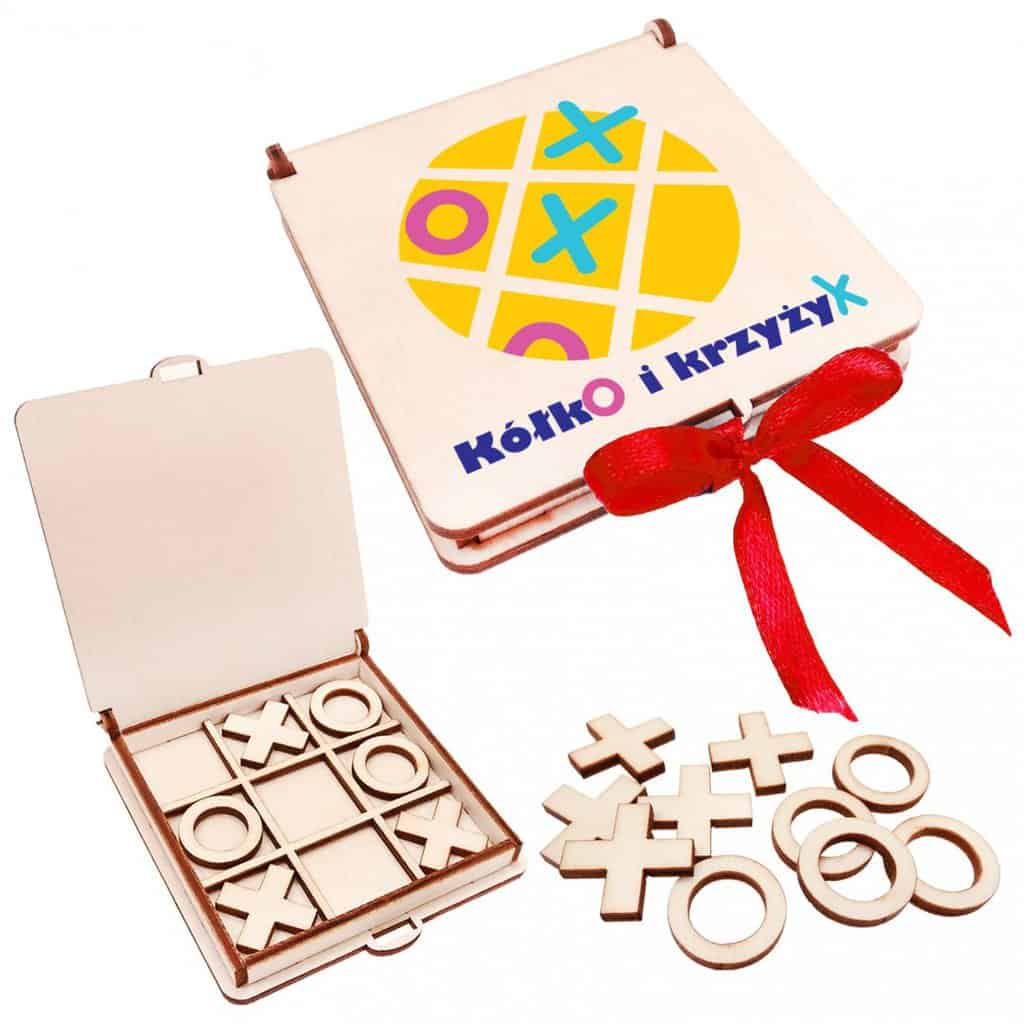 Pudełko gra drewniana kółko i krzyżyk z wstążką z kolorowym nadrukiem na Dzień Dziecka
