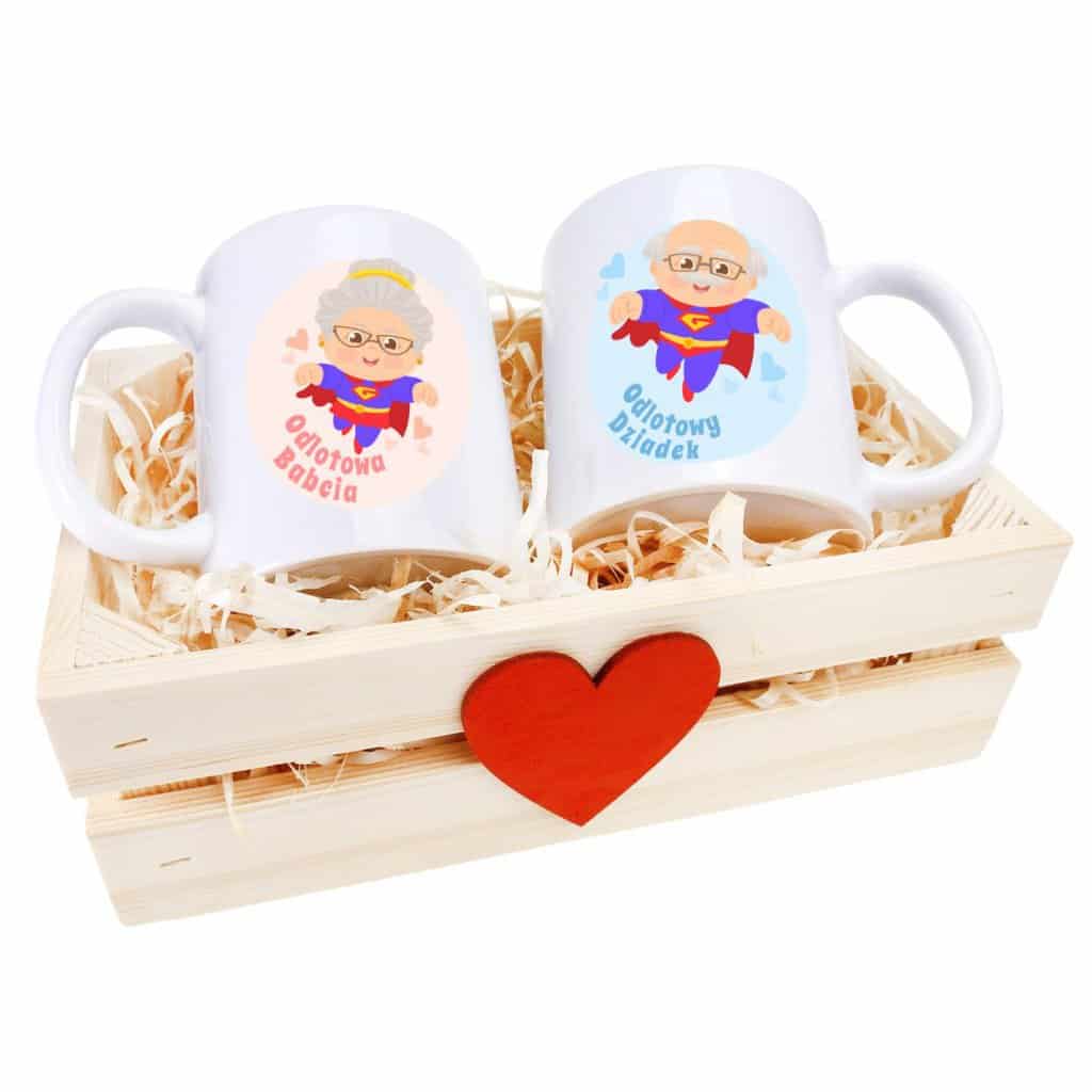 Dzień babci i dziadka Zestaw dwóch kubków z kolorowym nadrukiem w drewnianym koszyczku skrzyneczce z sercem