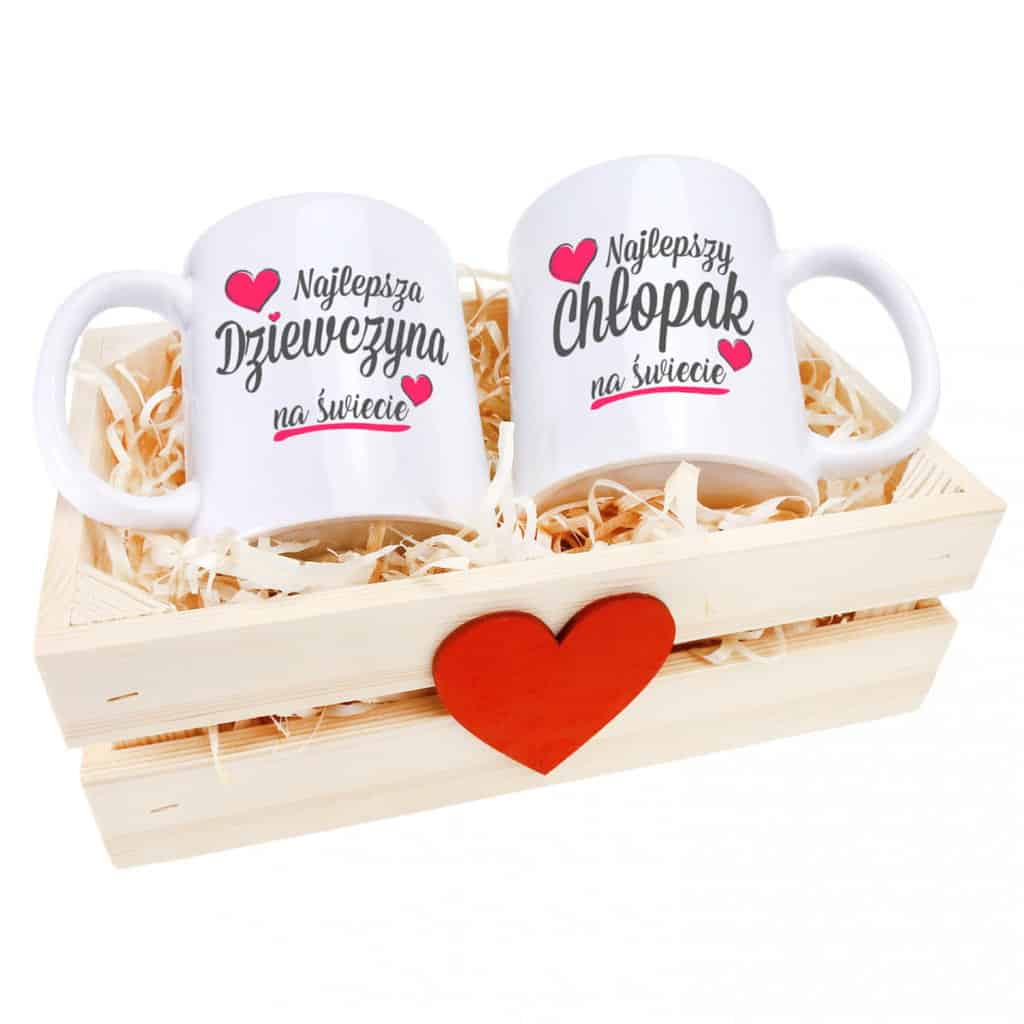 Zestaw kubków dla pary zakochanych na Walentynki w drewnianej skrzynce